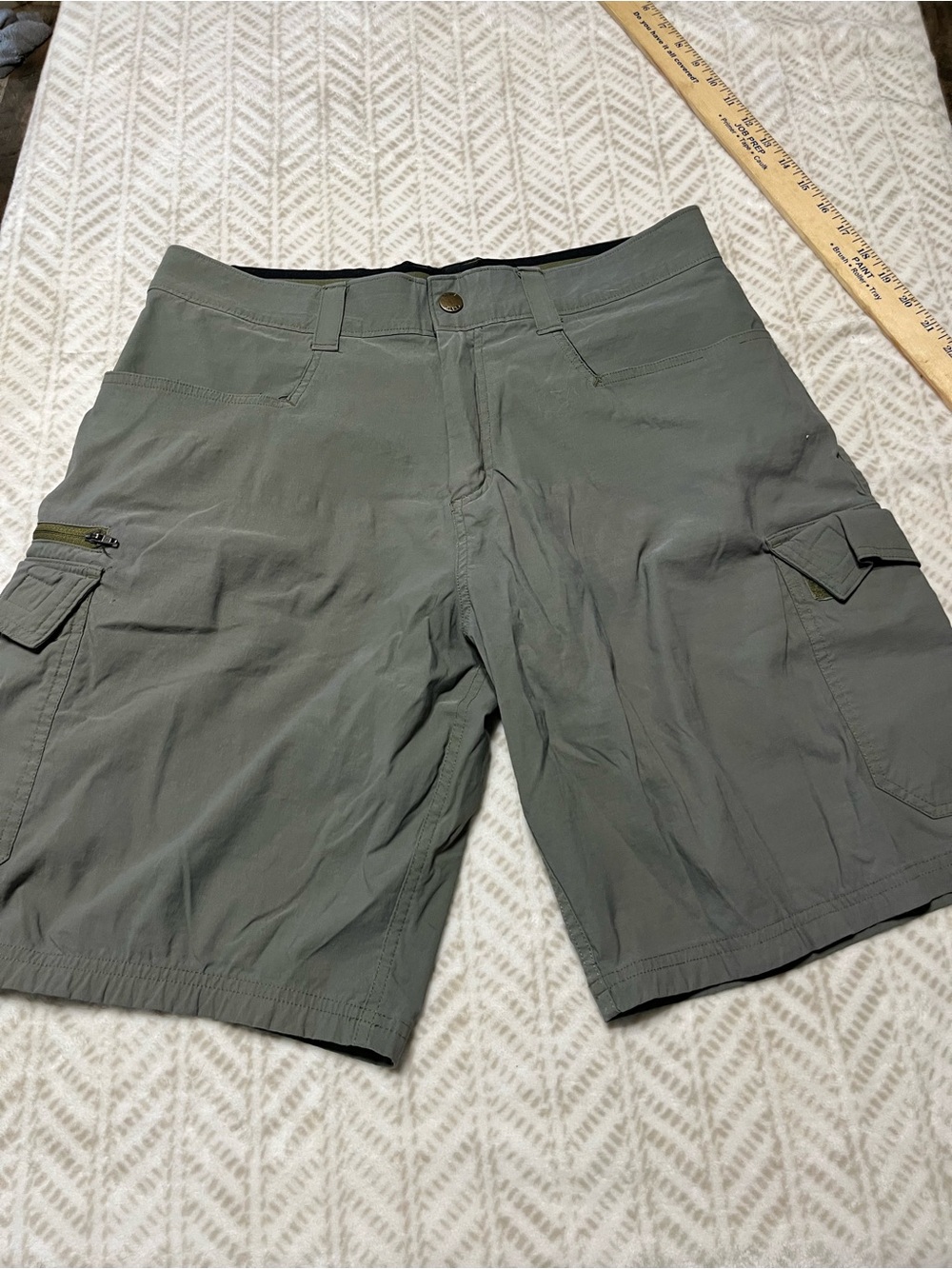 Orvis Olive Cargo Shorts with Side Pockets 32